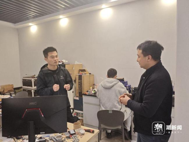 男子在杭州車庫手搓機器人 工程師慕名學藝