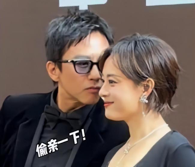 鄧超假裝“親一口”逗笑孫儷 恩愛如初撒狗糧