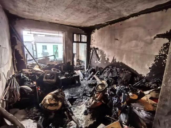 2分鐘燒到100℃？警惕用電“雷區(qū)” 插線板隱患需重視