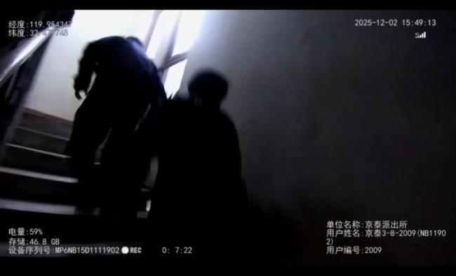 民警輔警13秒救泰州墜樓女子 生死瞬間顯身手