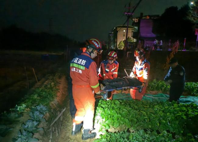 男子深夜醉臥坑底消防救援 醉酒險(xiǎn)情需警惕