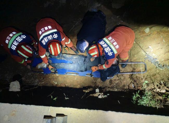 男子深夜醉臥坑底消防救援