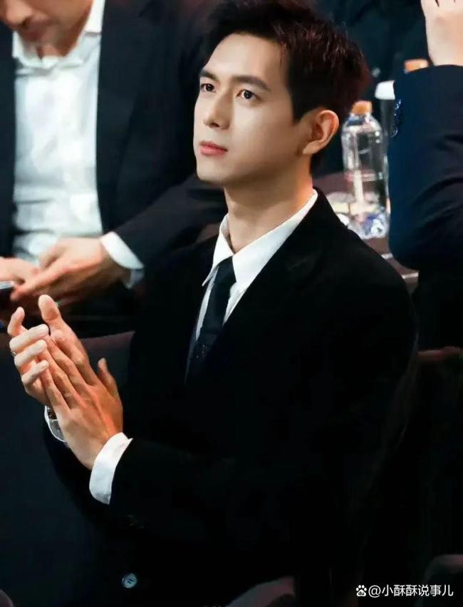 李現(xiàn)澳門掃街被路人警告 合規(guī)小插曲引發(fā)熱議