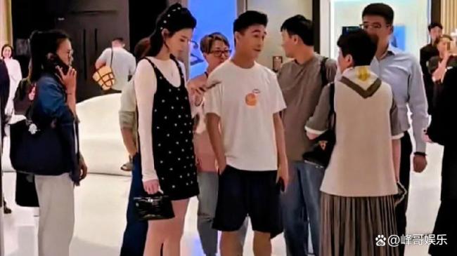 奚夢瑤何猷君一家現(xiàn)身三亞 豪門休閑時(shí)光