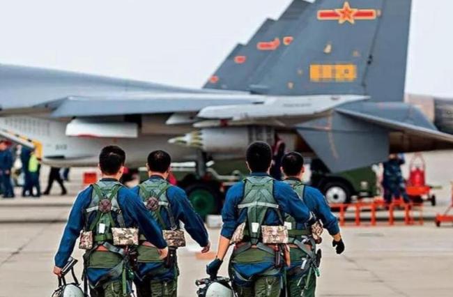 歼10C“金头盔”三连冠说明什么 中型战机的逆袭之路