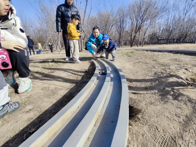 一公园“跑道”让人“重返童年”！