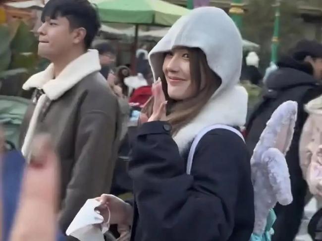 上海迪士尼偶遇趙露思 甜妹氛圍感拉滿