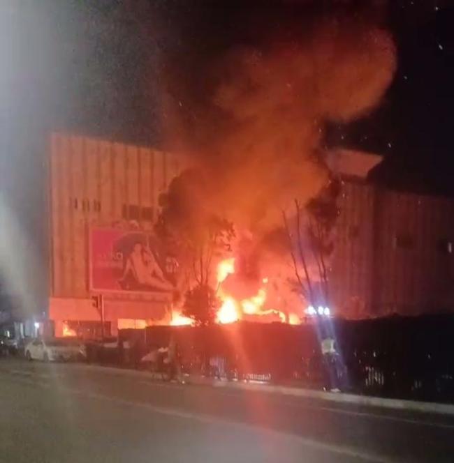 安徽芜湖当地回应一商场附近突发火情 明火已扑灭