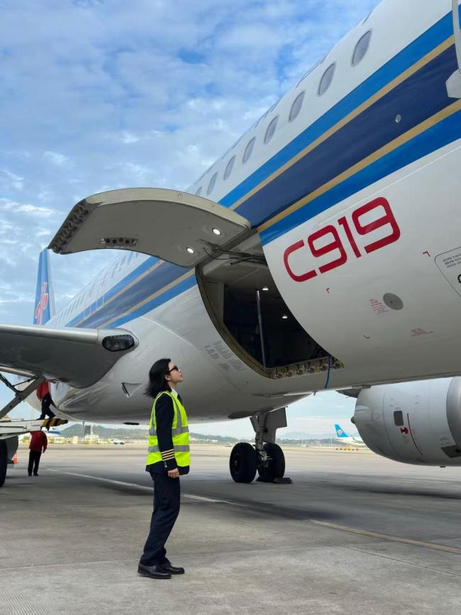 C919首位女機(jī)長(zhǎng)首航 逐夢(mèng)云端新篇章