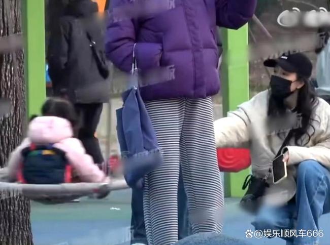 王鸥带女儿公园游玩被偶遇 温馨画面曝光