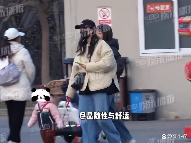 网友偶遇王鸥带女儿公园游玩 母爱满溢温馨互动