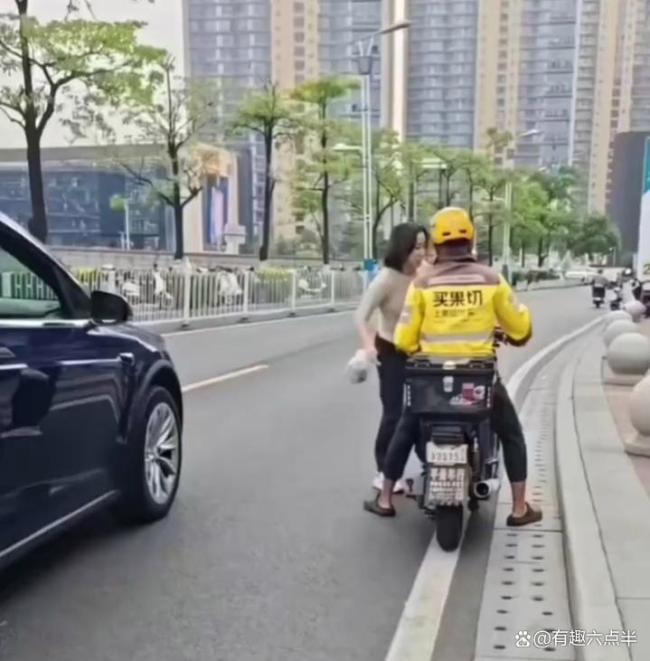 女司機連扔外賣員兩份餐