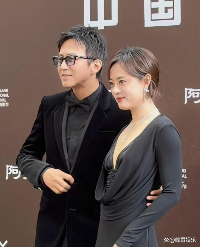 孙俪邓超牵手走红毯 配偶合体撒狗粮