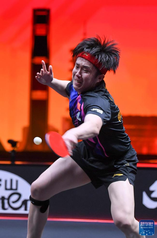 王楚钦逆转晋级八强！拥抱教练 露出胜利的微笑