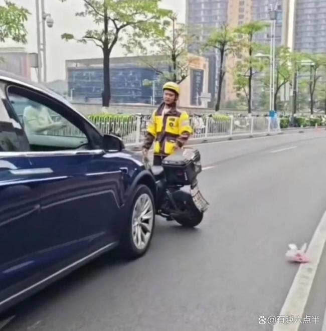 女司机连扔外卖员两份餐 尊严与生存的碰撞