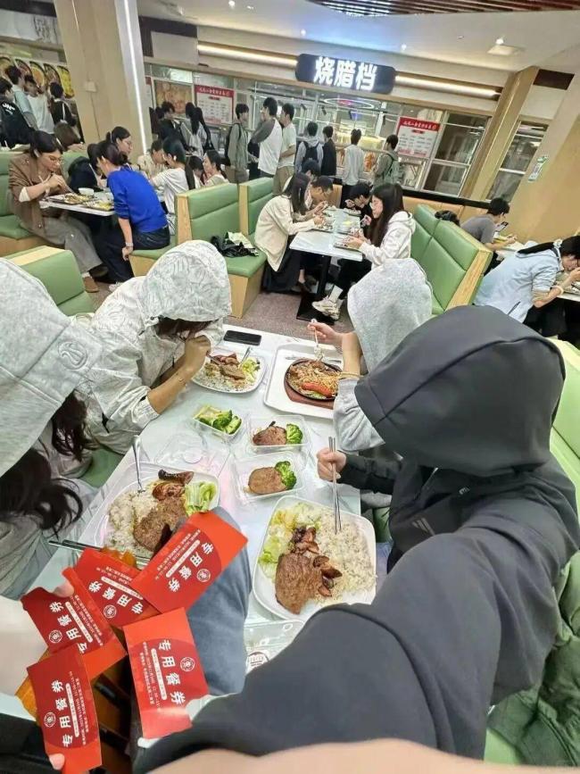 啥大學(xué)？16萬斤水果6萬份牛排免費吃 高校投喂學(xué)子不停歇