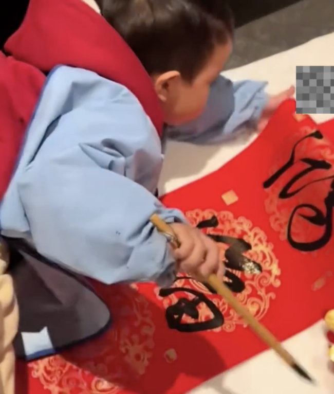 3歲萌娃不會握筆 對聯(lián)寫得行云流水