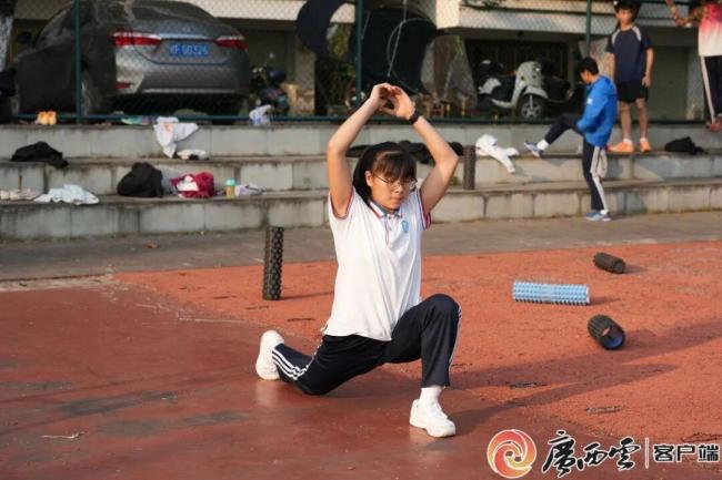 走近球技驚艷全網(wǎng)的廣西“小孩姐” 勤奮成就高光時(shí)刻