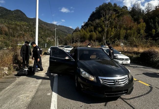 300万现金被电诈团伙拿走 民警火速拦截