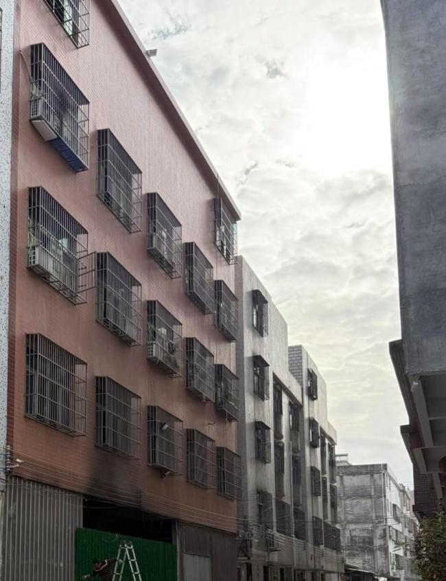 鄰居稱汕頭火災(zāi)有小女孩冒火沖出 勇敢逃生引關(guān)注