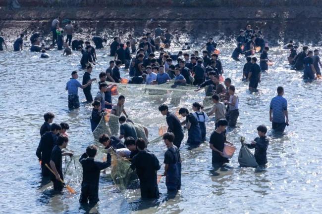 啥大學(xué)？16萬斤水果6萬份牛排免費(fèi)吃 高校投喂學(xué)子不停歇