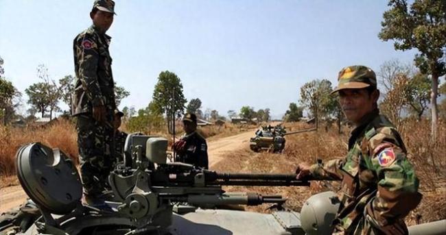 現(xiàn)場：泰軍再炸柬賭場園區(qū)裝甲車碾過牌樓