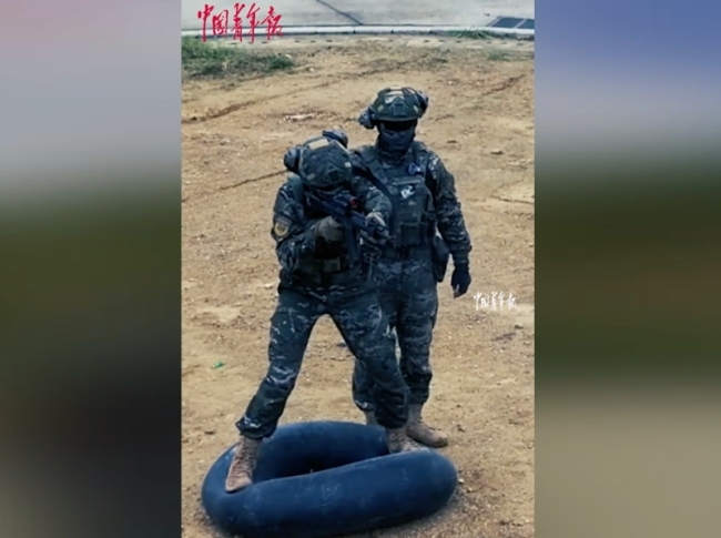 武警骑摩托射击燃爆了