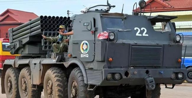 現(xiàn)場：泰軍再炸柬賭場園區(qū)裝甲車碾過牌樓