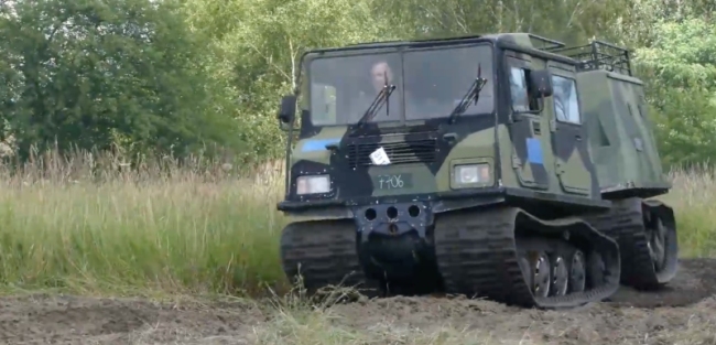 芬蘭全地形車沼澤地健步如飛，女兵叫車必須趕到