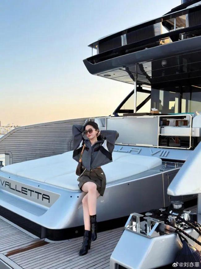 劉亦菲曬旅游照秀小蠻腰 游艇落日美照引贊