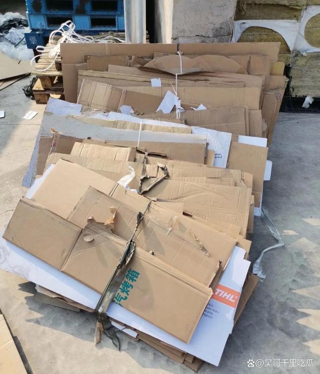 殘疾奶奶被推倒事件后續(xù) 大媽搶奪紙箱引發(fā)眾怒