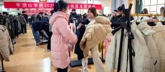 高校為300余名困難學(xué)子發(fā)放羽絨服 寒冬將至暖意先行