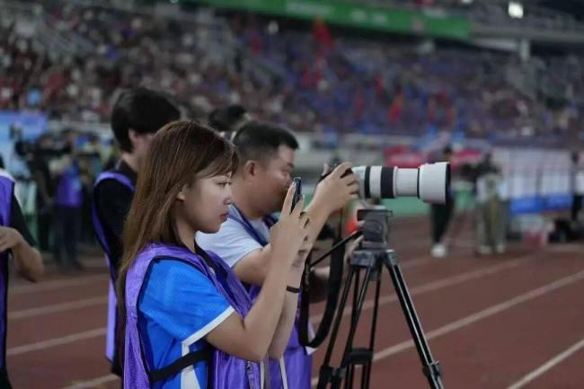 拾荒老人摔倒受傷 女記者暖心救助 善舉溫暖人心