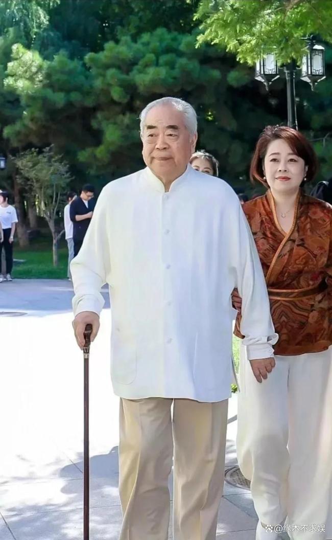 87歲再添“獨子”！范曾為何跟親生女兒決裂？ 老藝術(shù)家的家庭風波