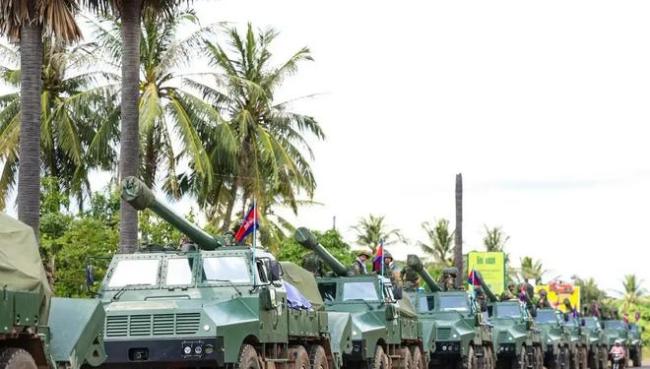 現(xiàn)場：泰軍再炸柬賭場園區(qū)裝甲車碾過牌樓