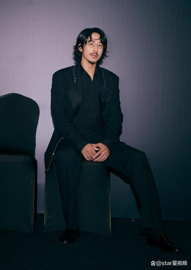 实力派MAT年度盛典 江奇霖精通蓝毯阐扬影东谈主风范