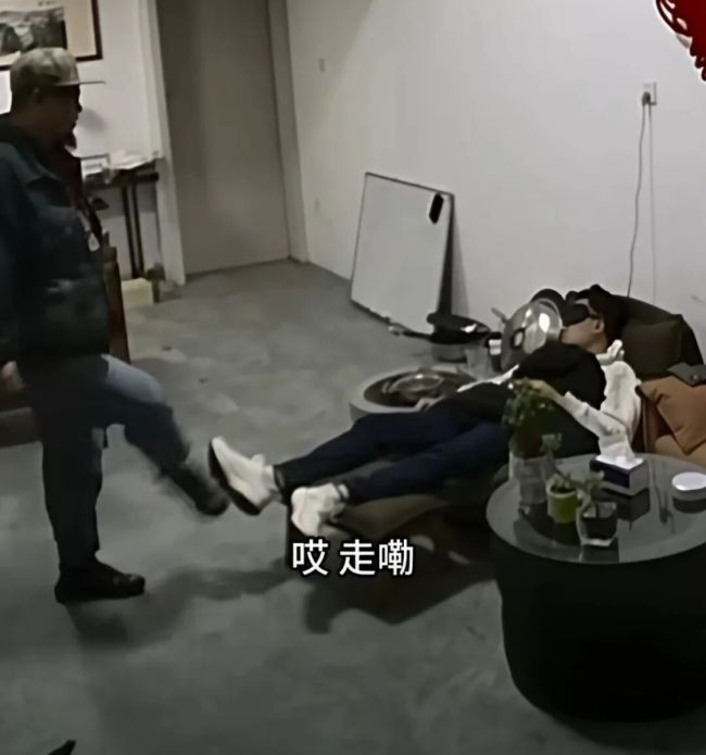 員工“踢了一腳” 救了老板一命 寒冬里的溫暖一腳