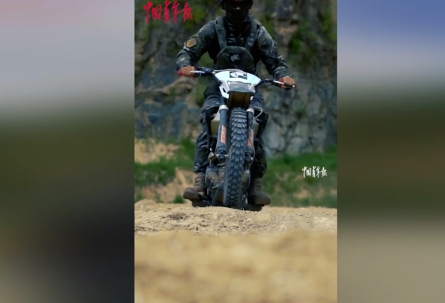 武警骑摩托射击燃爆了