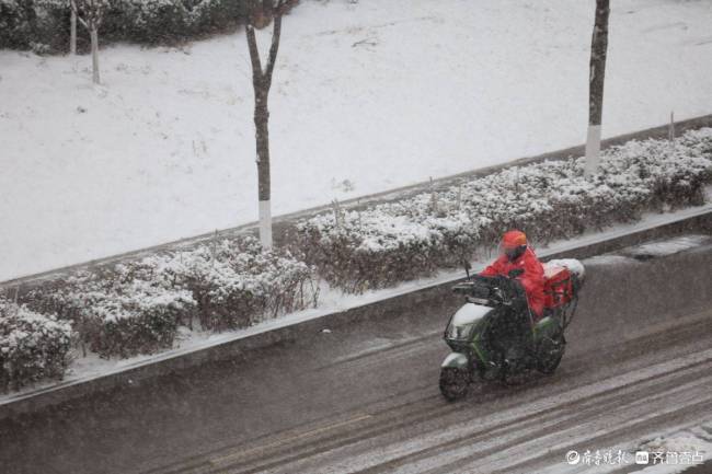 濟(jì)南外賣和快遞小哥“雪中忙” 風(fēng)雪中的溫暖身影