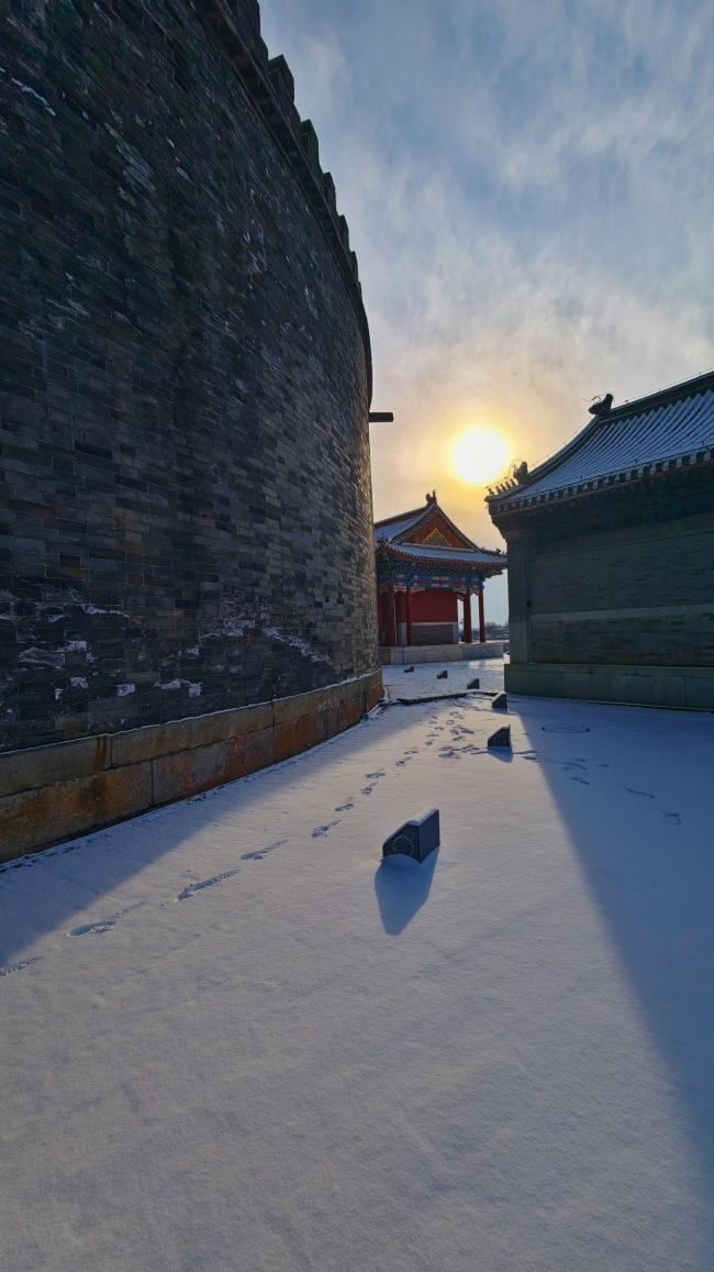 北京:大雪初霁,香山脚下团城演武厅古朴雄壮,吸引游客驻足打卡 古建筑银装素裹景色迷人