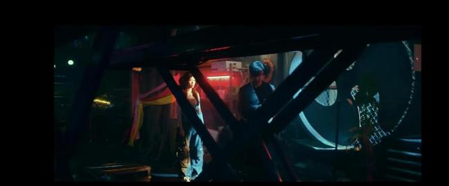 双轨开播 空降迷局激发烧议