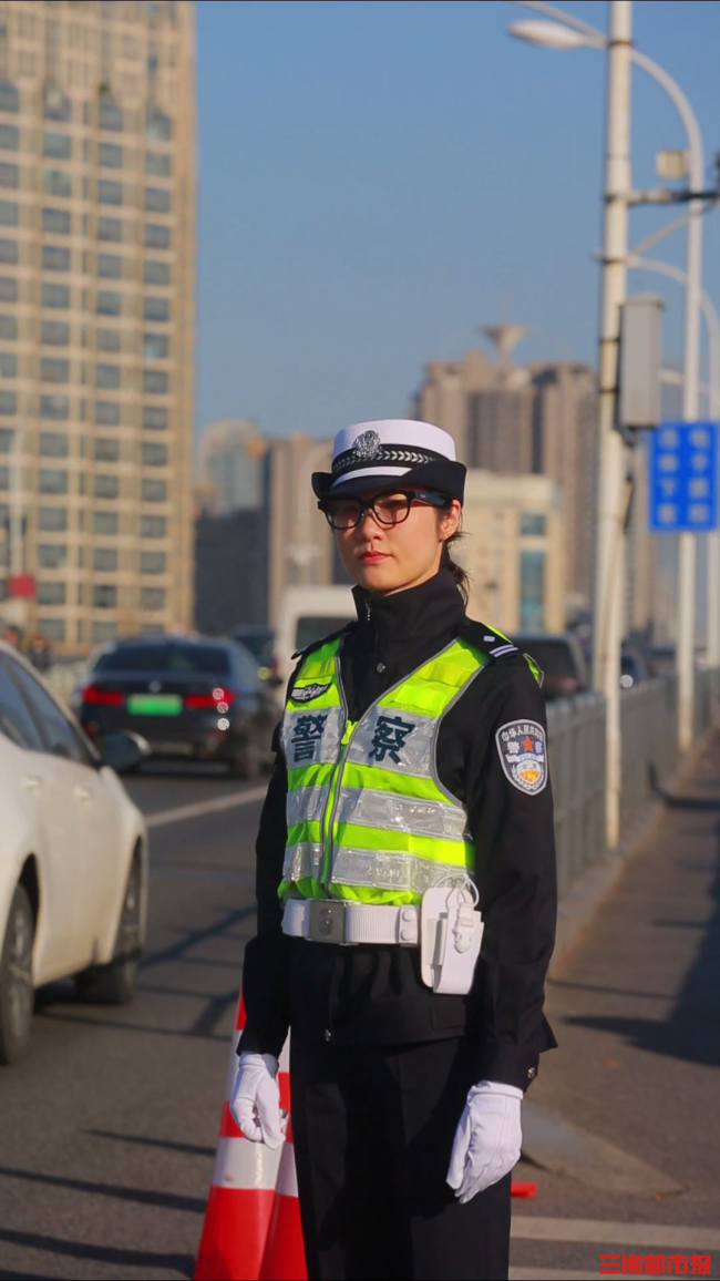 長(zhǎng)沙交警AI眼鏡上崗 提升核查效率80%