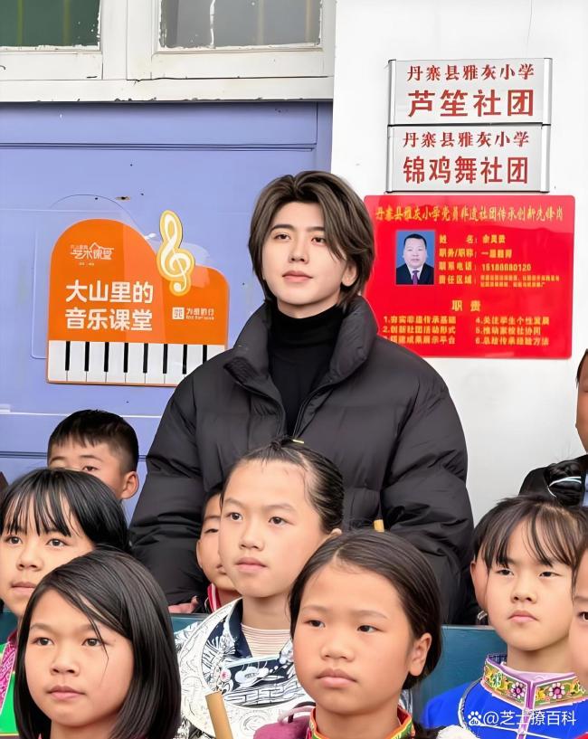 蔡徐坤現(xiàn)身貴州山區(qū)做公益 與孩子們親密互動(dòng)