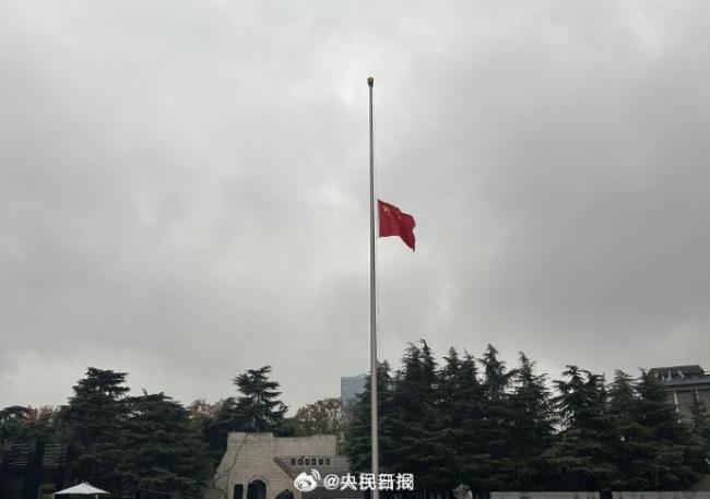 南京大屠杀遇难同胞纪念馆下半旗 铭记历史
