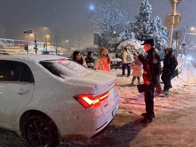 雪中多人被困山區(qū) 警方及時(shí)救援 警民攜手共度難關(guān)