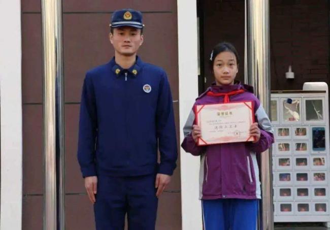 11岁的她 救了一个村 冷静报警防大火