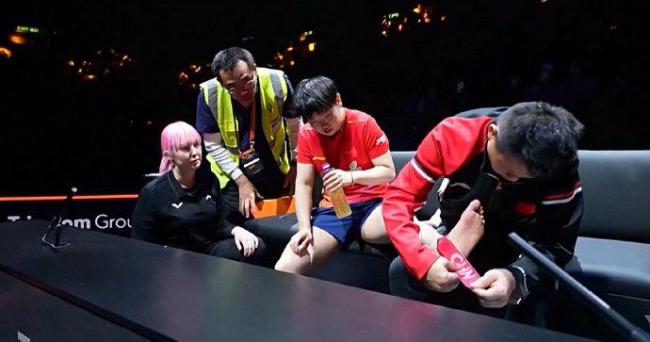 张怡宁关心孙颖莎伤势 偶像颁奖暖心鼓励