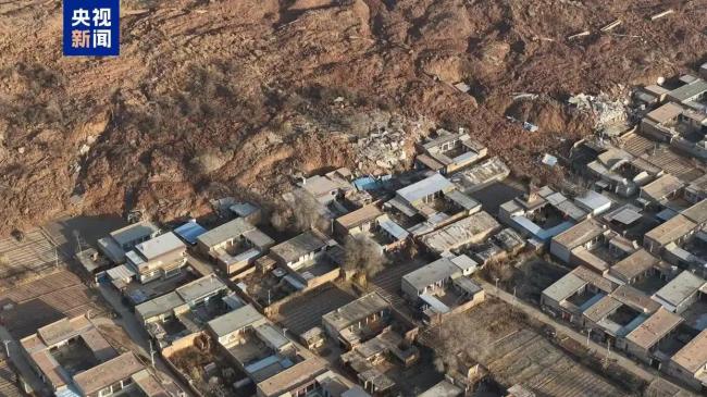 甘肅一地滑坡45戶房屋被埋 災(zāi)情特大幸無(wú)傷亡