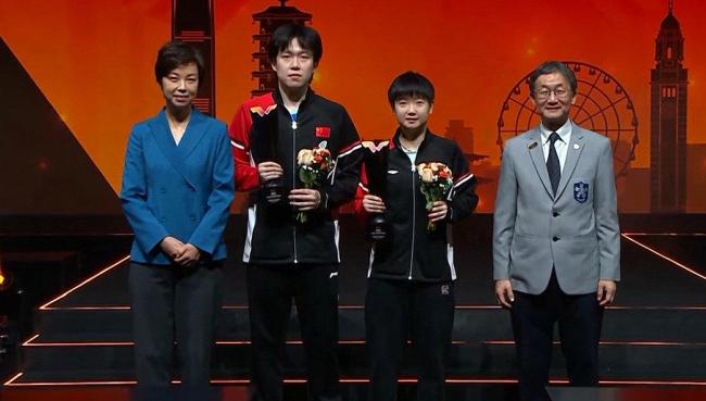 张怡宁关心孙颖莎伤势 偶像颁奖暖心鼓励