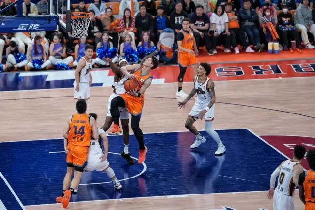 上海久事男篮主场战胜吉林队 取得开门红